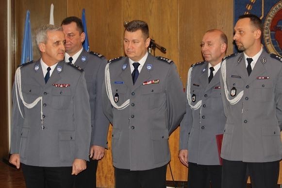 Przekazującemu obowiązki mł. insp. Wojciechowi Machelskiemu zaproszeni goście oraz policjanci dziękowali za dotychczasową i owocną współpracę. 


KRONIKA POLICYJNA
Codziennie rano najświeższe informacje z regionu prosto na Twoją skrzynkę e-mail. Zapisz się do newslettera!