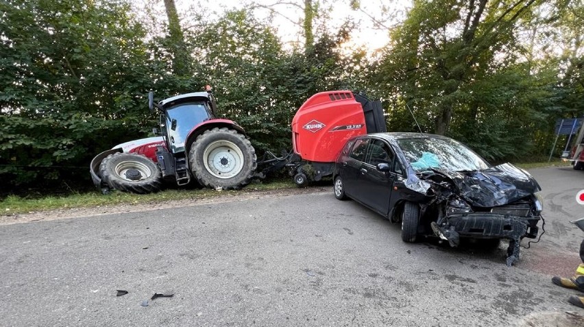 Zderzenie samochodu osobowego z ciągnikiem rolniczym. ZDJĘCIA