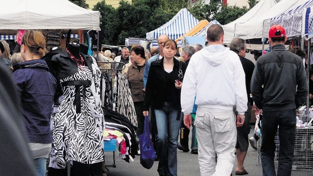 Na ul. Ukośnej zgodnie z szacunkami z magistratu, staje w soboty, około 150 stoisk