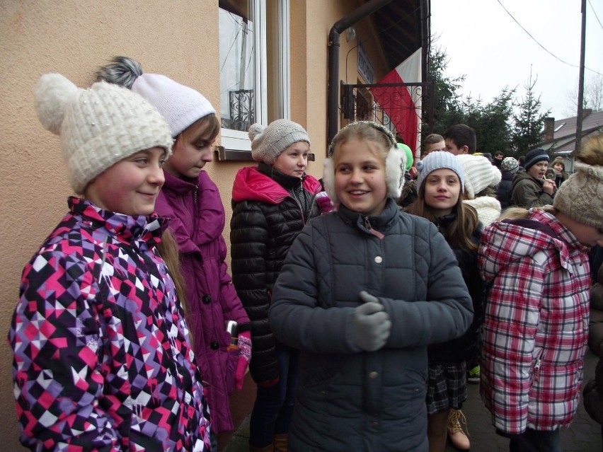 Uczniowie łomnickiej szkoły, przybyli na uroczystość.Fot....