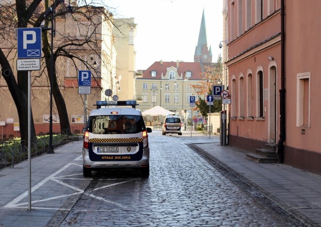 To sytuacja z ubiegłej niedzieli. W pobliżu fary jakieś 10-15 minut przed rozpoczęciem mszy pojawiły się auta municypalnych.