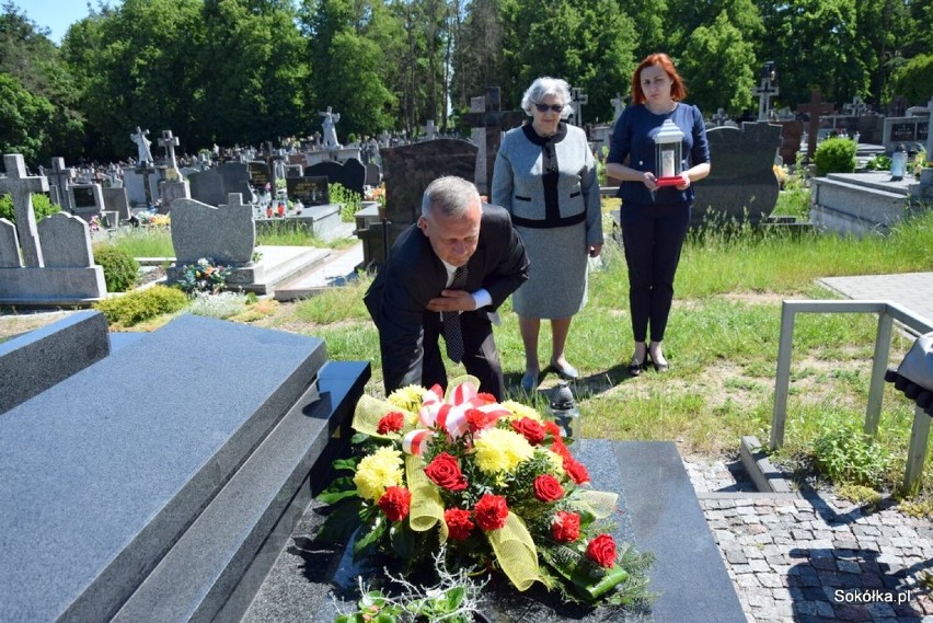 Pamiętają o Honorowym Obywatelu. Zapalili znicze i postawili kwiaty na grobie śp. Wojciecha Drewniaka