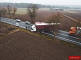 Tragiczny wypadek na DK 43 w powiecie kłobuckim. Pomiędzy Opatowem a Waleńczowem doszło do czołowego zderzenia osobowego forda i ciężarówki 