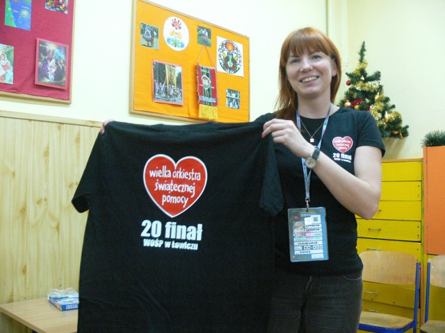 Katarzyna Kordecka z jedną z koszulek przeznaczonych na niedzielną licytację