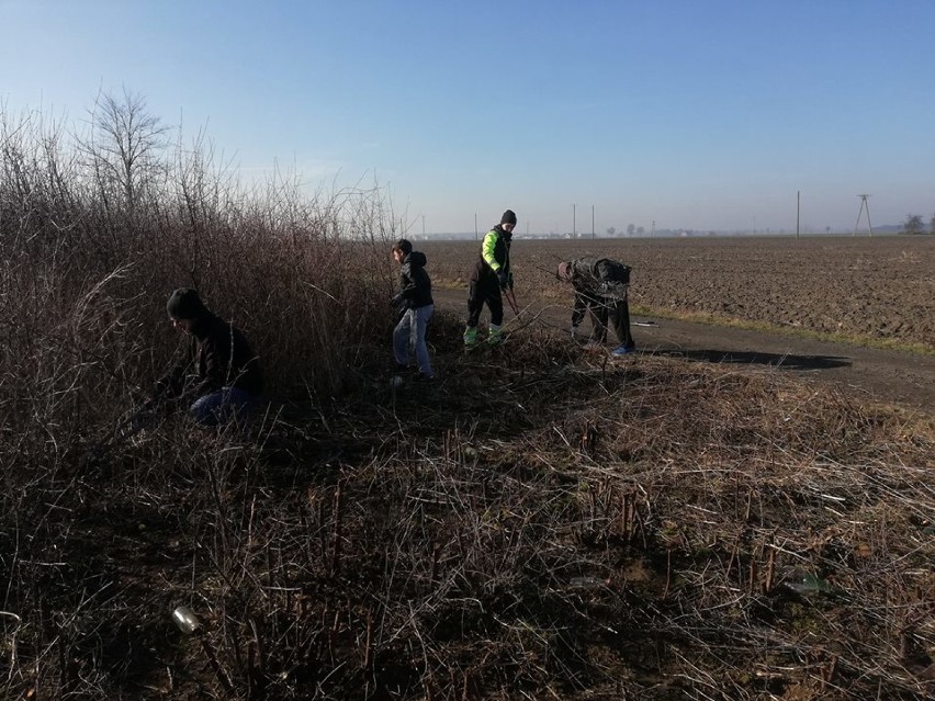 Grupa Kaliska Kolej Dojazdowa Wolontariat porządkuje okolice torów kolei wąskotorowej w Zbiersku i okolicach. Potrzebne są pieniądze