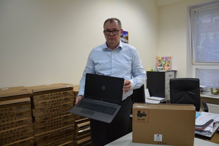 Partię laptopów odebrali starosta pleszewski Maciej Wasielewski i naczelnik powiatowego wydziału oświaty Sławomir Sobczyk
