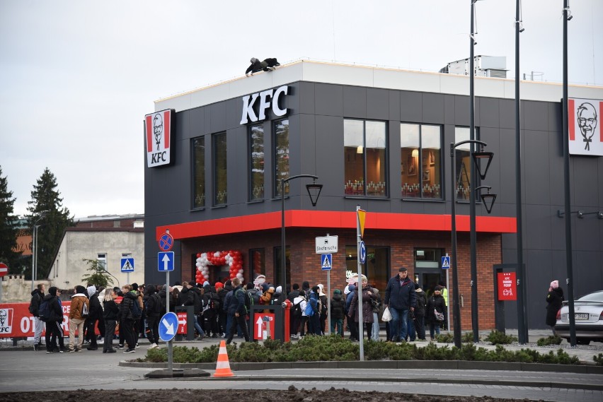 Wielkie otwarcie KFC w Jarosławiu. Kubełki z kurczaka za złotówkę i tłum klientów [ZDJĘCIA]