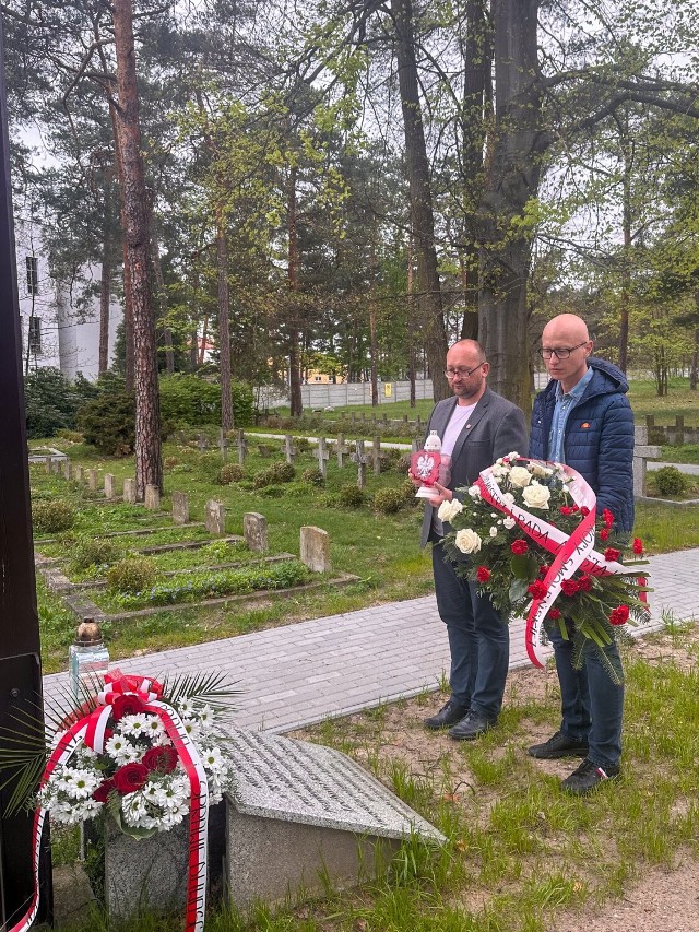 Lubliniec. Rocznica katastrofy smoleńskiej. Przedstawiciele samorządu złożyli kwiaty przy pamiątkowej tablicy