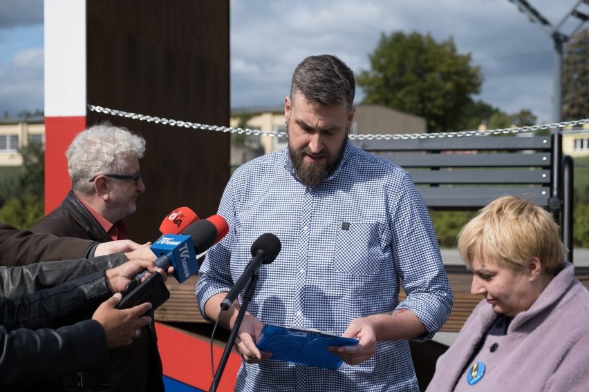 Ławeczka patriotyczna w Toruniu budzi kontrowersje