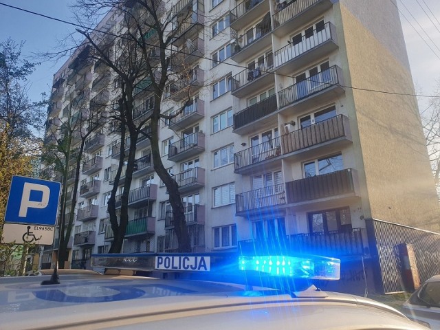 Tragedia rozegrała się w sobotnie (11 kwietnia) popołudnie na ul. Mazurskiej na Górnej. Z okna na XI piętrze jednego ze znajdujących się tam wieżowców wypadło dziecko. Dziewczynka zginęła na miejscu.

Czytaj więcej na następnej stronie