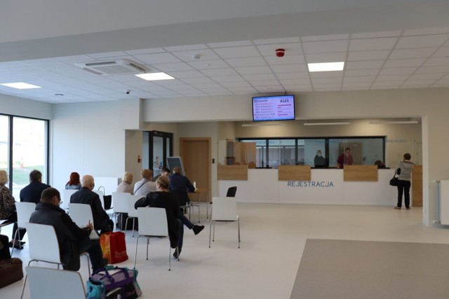 W szpitalu przy Dekerta w Gorzowie pacjenci mogą już korzystać z nowej i przestronnej poczekalni.