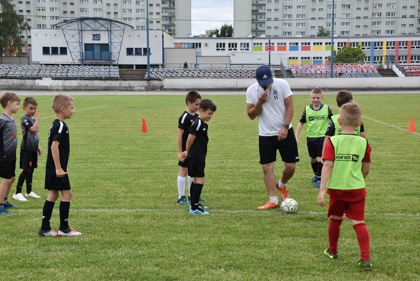 Piłka nożna. Na stadionie przy ul. Bydgoskiej trenują młodzi pilscy piłkarze. Zobaczcie zdjęcia