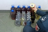Duch Puszczy na jednej z posesji w Bielsku Podlaskim. Funkcjonariusze podlaskiej KAS zabezpieczyli 80 litrów nielegalnego alkoholu