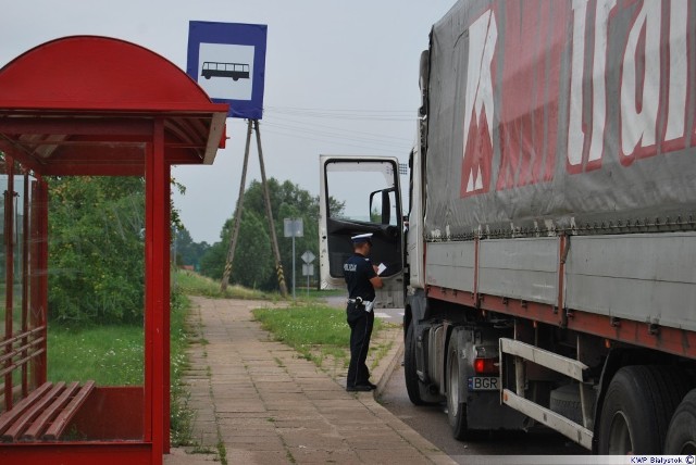 Policjanci suwalskiej drogówki przeprowadzili działania &#8222;Trzeźwość&#8221;. Od wczesnych godzin rannych mundurowi dokonywali wzmożonych kontroli drogowych głównie na krajowej &#8222;ósemce&#8221;, w tym między innymi w rejonie skrzyżowania Dubowo oraz na ulicy Powstańców Wielkopolskich.