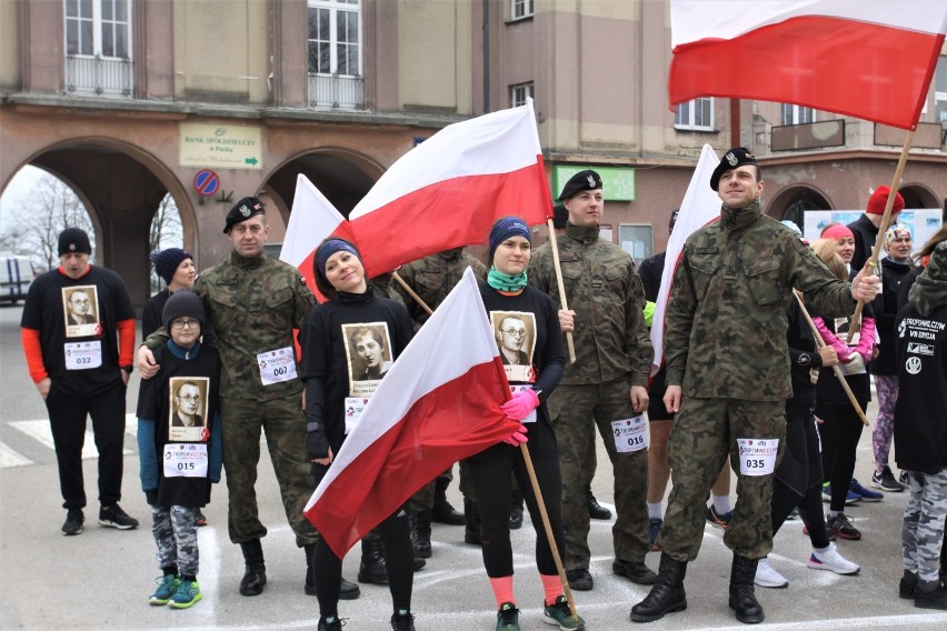 Biegacze uczcili pamięć Żołnierzy Wyklętych we Władysławowie. Dorośli, dzieci oraz wojskowi przebiegli 1963 metry [galeria zdjęć]