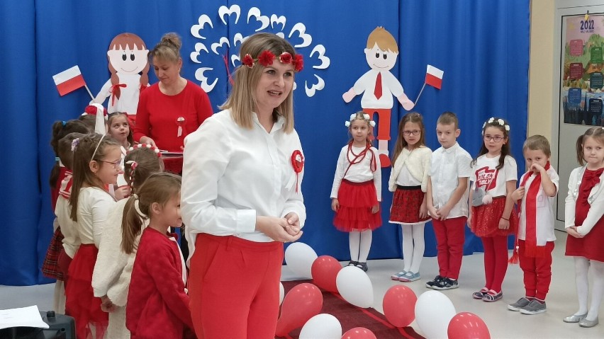 Patriotyczny pokaz mody w Przedszkolu Miejskim nr 18 w Ostrołęce. 17.11.2022. Zdjęcia