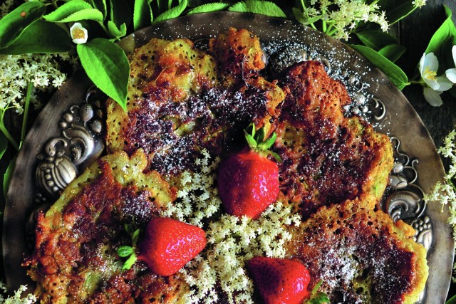 Placki z kwiatami bzu to sposób na tani i sezonowy deser inspirowany kuchnią kresową.
