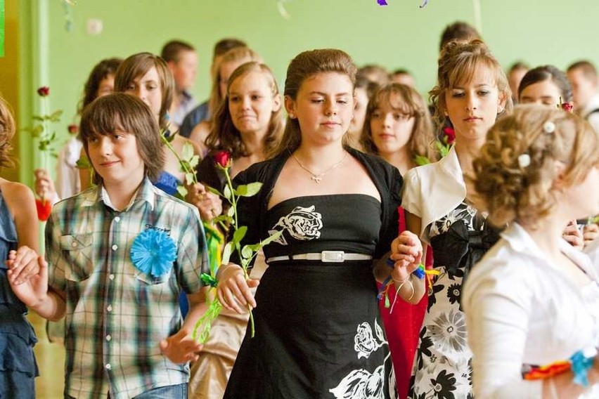 Wałbrzych: Polonez na zakończenie roku szkolnego w  Publicznej Szkole Podstawowej Nr 12 im. Włodzimierza Puchalskiego (Zdjęcia)