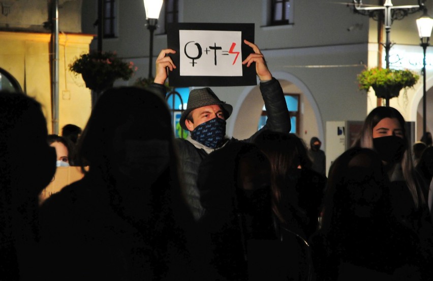 Strajk Kobiet w Krośnie. To już trzeci protest. Dołączyli motocykliści [ZDJĘCIA]