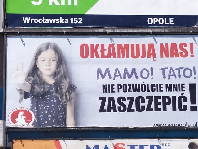 Za akcją plakatową w naszym mieście stoi grupa Wolna Polska Opole, które zrzesza przeciwników szczepień w regionie. Próbowaliśmy się z nimi skontaktować, ale nie dostaliśmy żadnej odpowiedzi.