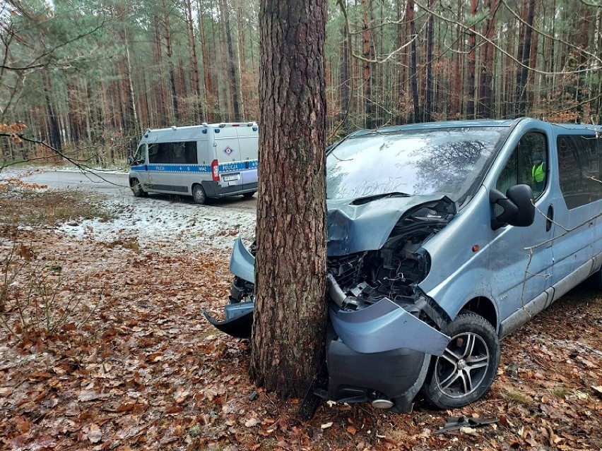 Samochód uderzył w drzewo w okolicach Czarnoszyc, jedna osoba poszkodowana - policja apeluje o ostrożność na drogach zimą!