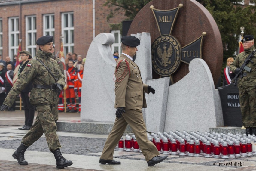 Święto 11 listopada pod Pomnikiem Bohaterom Walk o Polskę [zdjęcia]