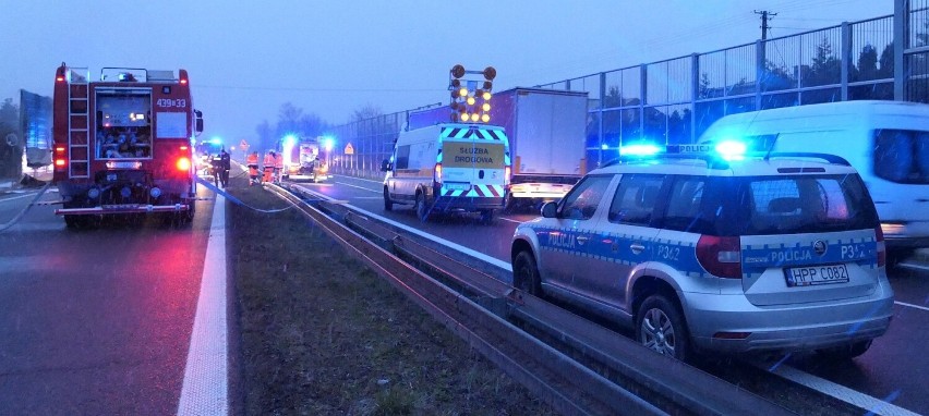 Pożar w miejscowości Ochaby. Samochód ciężarowy stanął w płomieniach. Kierowca w porę opuścił pojazd, a strażacy ugasili pożar