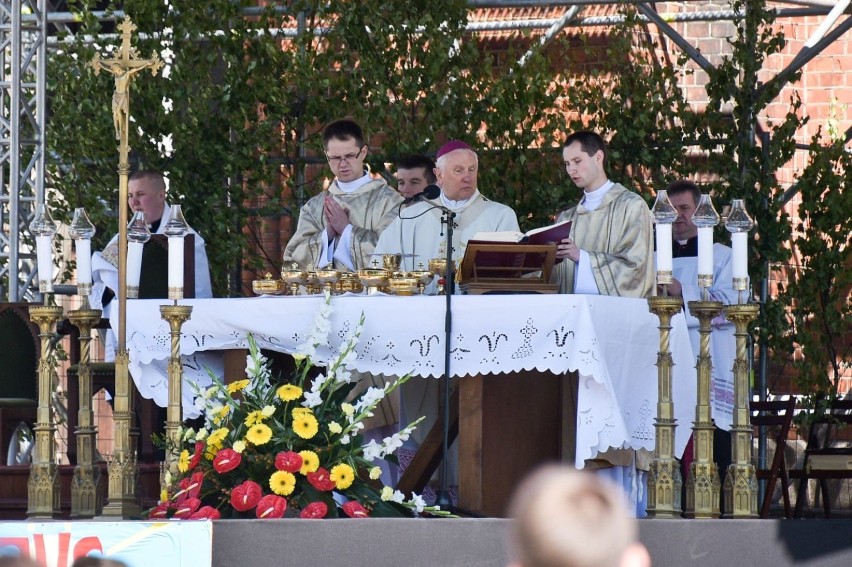 Procesja miejska przeszłą przez Rynek Kościuszki i ul....