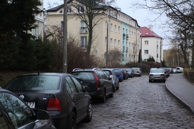 Więcej o parkowaniu na Kamiennej Górze

- Jest fatalnie - mówi przedstawiciel wspólnoty mieszkaniowej z ul. Necla. - Nasze podwórko jest zastawione samochodami do tego stopnia, że trudno jest wyjechać na główną ulicę. Problem z dojazdem mają służby wywożące śmieci. Każdy na siłę pcha się pod nasze okna, aby tylko nie płacić za parkowanie. Niedługo kierowcy wjadą nawet do piaskownicy, gdzie bawią się  dzieci! 