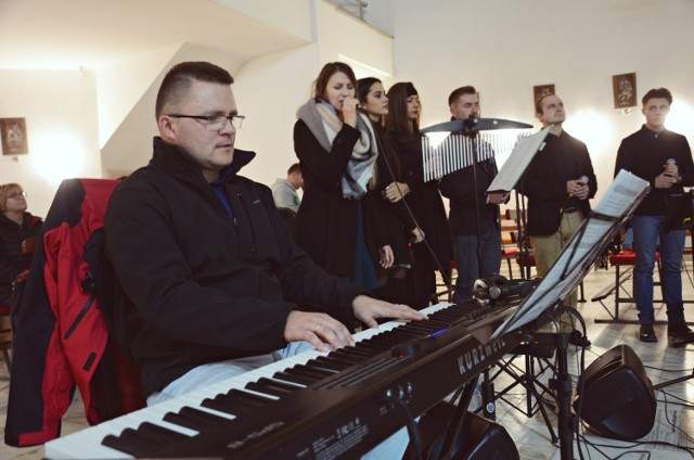 Podczas Nocy Świętych w kościele na osiedlu Przytorze pieśni gospelowe i chrześcijańskie śpiewał zespół muzyczny