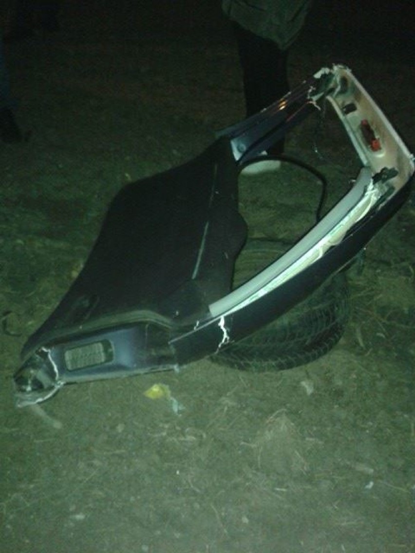Wypadek w Woli Adamowej. Samochód dachował, uderzył w znak i wjechał w pole [zdjęcia]