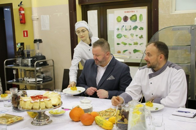 Konkurs gastronomiczny "Rozgrzewające dania na jesienne dni – metoda na chłoda" w jędrzejowskim "Grocie". Rywalizowały cztery uczennice.