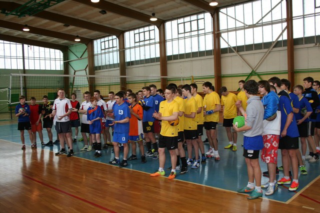 W sali sportowej Miejskiego Ośrodka Kultury Sportu i Rekreacji w Pucku, została zorganizowana przez dyrektora POSM Puck XV Powiatowa  Gimnazjada  Młodzieży  Szkolnej  w Piłce  Siatkowej  chłopców. 

 Na miejsce zawodów przybyło sześć  reprezentacji chłopców, które grały między sobą w dwóch grupach, systemem „każdy z każdym”, do dwóch wygranych setów do 21 punktów.
 
Zawody były przeprowadzone zgodnie z przepisami PZPS i regulaminem POSM Puck