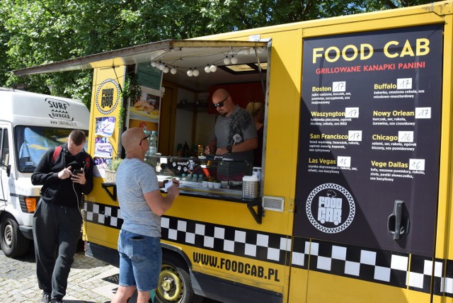 W sobotę rozpoczął się III Festiwal Food Trucków w Gorzowie. Tym razem restauracje na kółkach zaparkowały na Placu Grunwaldzkim.

Jeśli macie ochotę na burgery, belgijskie frytki, kuchnię azjatycką, włoską, słodkości na patylku albo inne przysmaku, to jeszcze w niedzielę będziecie mieli okazję, by ich spróbować. Na miejscu dostępna jest też strefa dla dzieci i strefa z leżakami. Smakowite spotkanie umila muzyka.

WIDEO: Zdrowa i wiosenna kuchnia Beaty Śniechowskiej z chlebem czystoziarnistym w roli głównej


