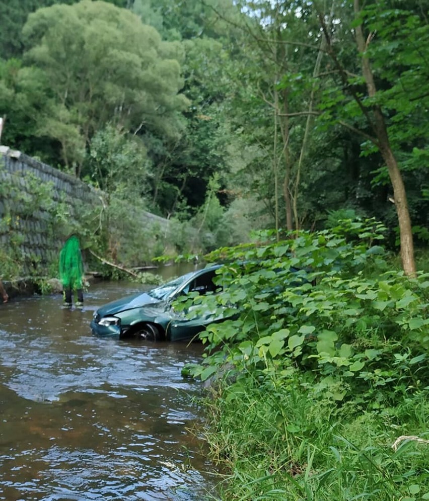 W Olszyńcu samochód wpadł do rzeki