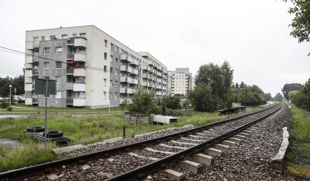 Obecnie mieszkańcy osiedla, by skrócić sobie drogę, przechodzą przez tory "na dziko".