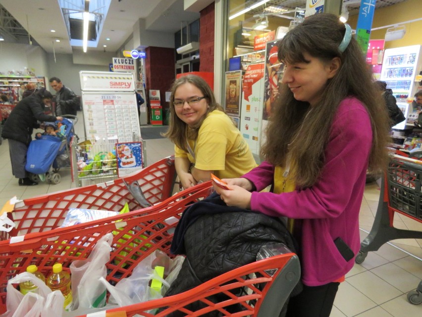 Wolontariusze w Bytomiu zbierają żywność m.in. dla dzieci z ochronki [ZDJĘCIA]