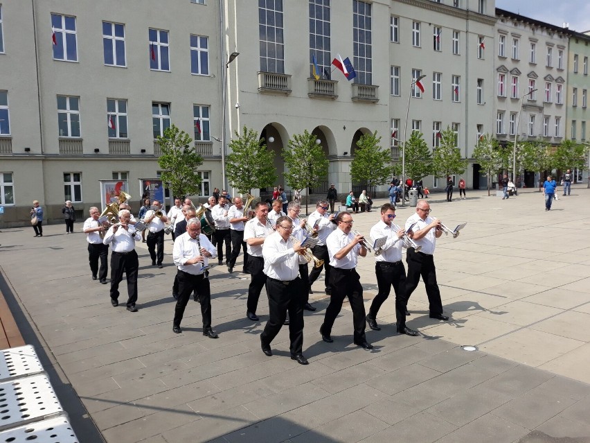 Dzień hutnika w Chorzowie. Posłuchaj orkiestry hutniczej na Wolności. Ulica w pomarańczowo-czarnych flagach. Zobacz ZDJĘCIA