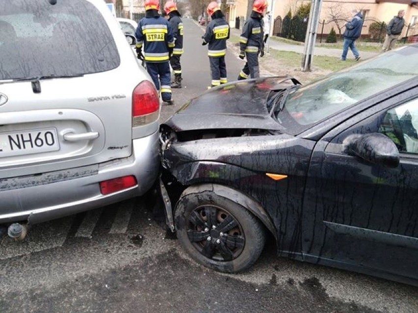 Wypadek na skrzyżowaniu Barska - Żytnia we Włocławku. Zderzenie trzech samochodów, w tym nauki jazdy [zdjęcia] 