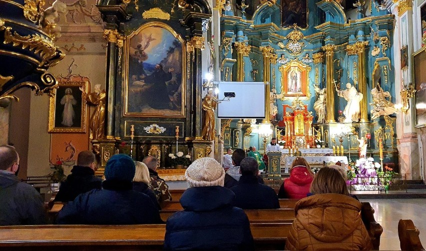 Nocne czuwanie w intencji Ojczyzny w Przemyślu. Modlono się na kolanach i leżąc krzyżem [ZDJĘCIA]