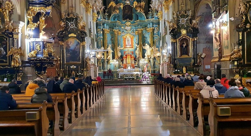 Nocne czuwanie w intencji Ojczyzny w Przemyślu. Modlono się na kolanach i leżąc krzyżem [ZDJĘCIA]