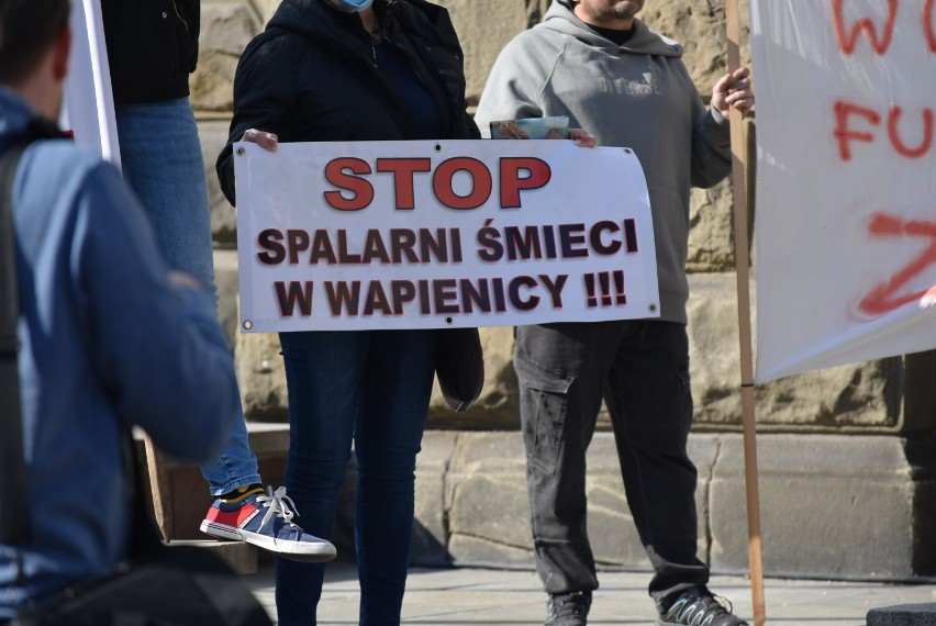 Protest na placu Ratuszowym przeciwko budowie spalarni...