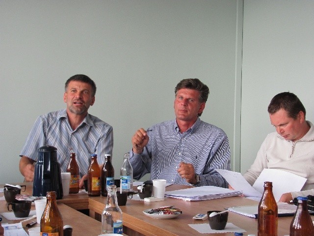 Dariusz Lasecki (w środku) twierdzi, że na pola będuskie po 80 zł za metr po rewitalizacji nie będzie chętnych