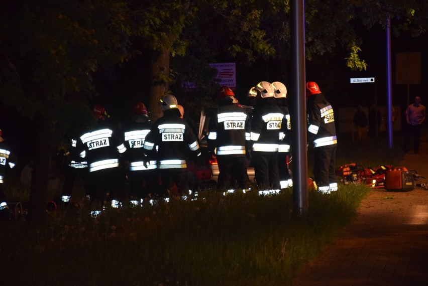 Śmiertelny wypadek na ulicy Ostrowskiej w Krotoszynie. Samochód wjechał w drzewo [ZDJĘCIA + FILM]