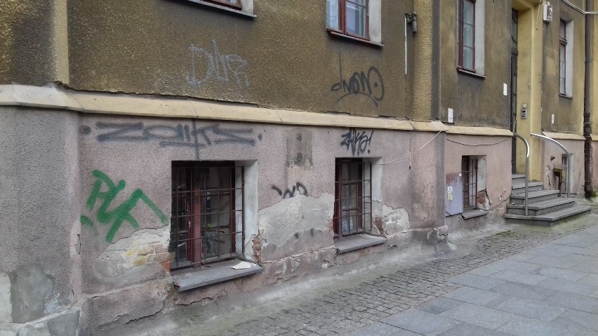 Bydgoszcz oszpecona malunkami i napisami na budynkach [zdjęcia]