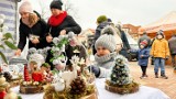 Kiermasz bożonarodzeniowy w Tarnobrzegu. Na Rynku kupisz świąteczne cudeńka, stroiki, dekoracje, prezenty, przysmaki. Zobacz zdjęcia 