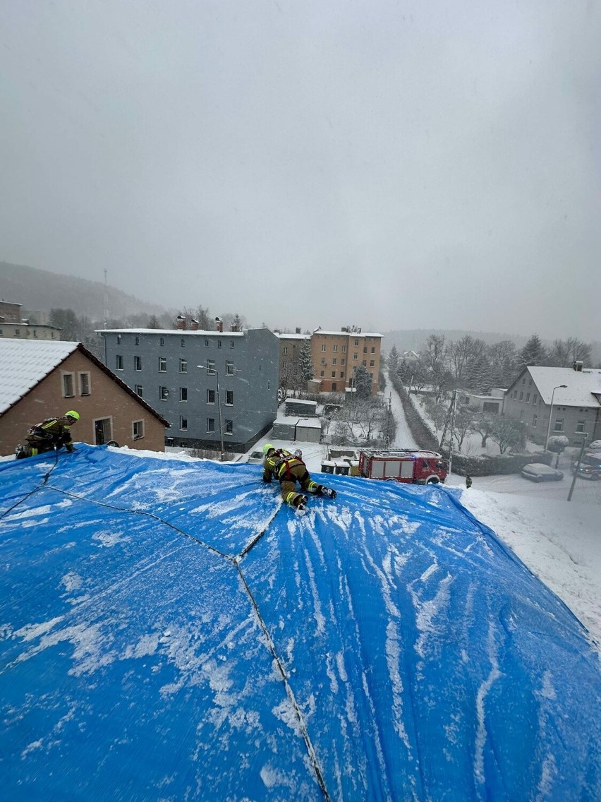 Strażacy z OSP Boguszów interweniowali przy zerwanym dachu