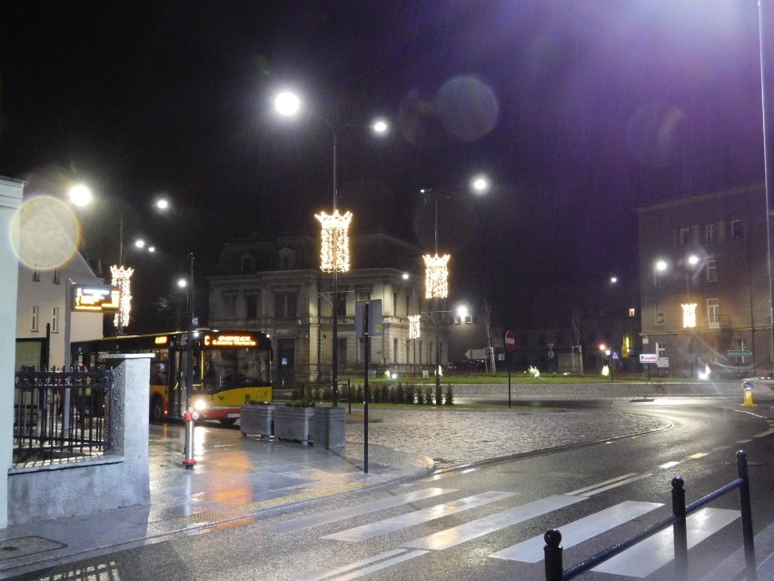 Wałbrzych: Śródmieście po zmroku. Świąteczne dekoracje, światełka na ulicach i w Rynku na Jarmarku (ZDJĘCIA)