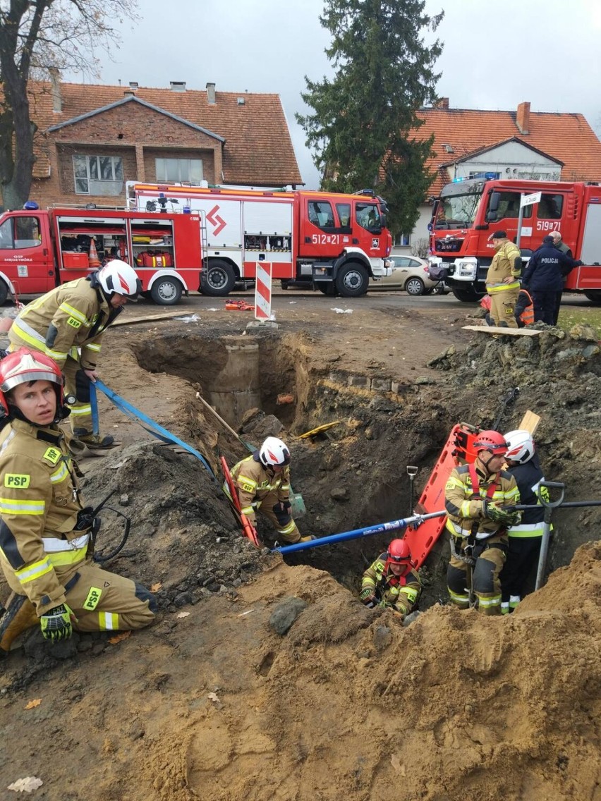 Mężczyzna przysypany w wykopie w Międzyborzu. Na miejscu...