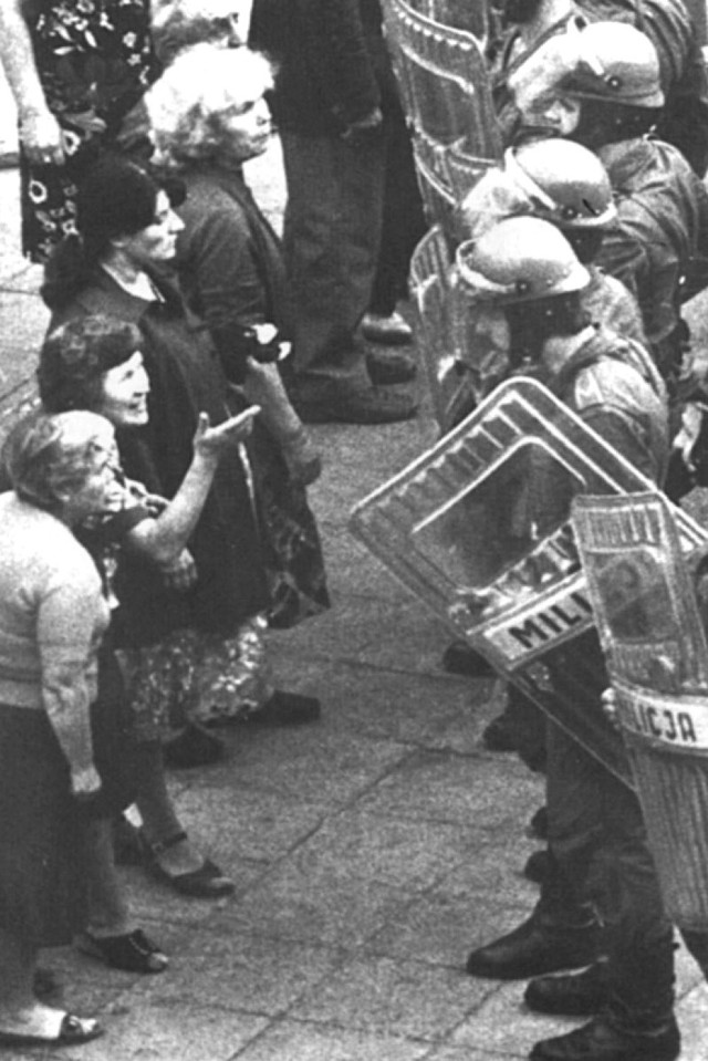 Koszalin, 31 sierpnia, 1982. Demonstracja na Rynku Staromiejskim. Kobiety i milicjanci. - Jesteście jak gestapo! - usłyszeli ci drudzy